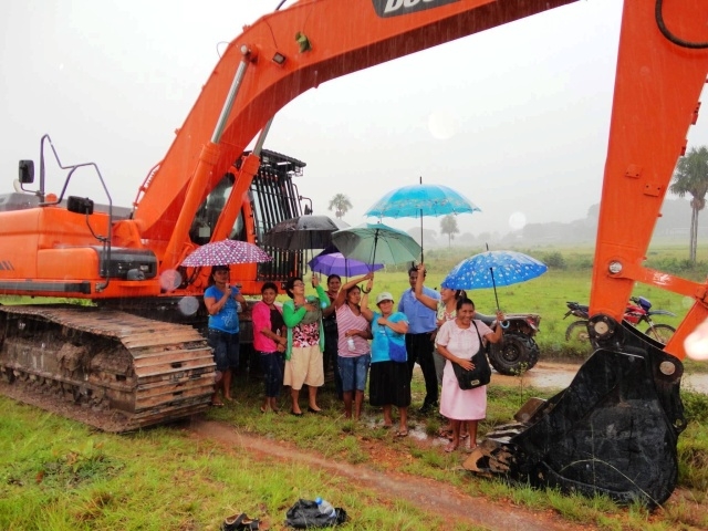 Aishalton women block gold miner’s excavator
