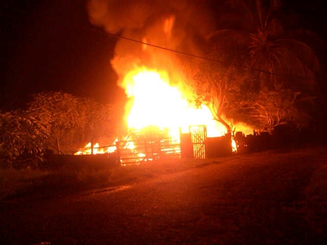 Residents burn down thieves’ hideout