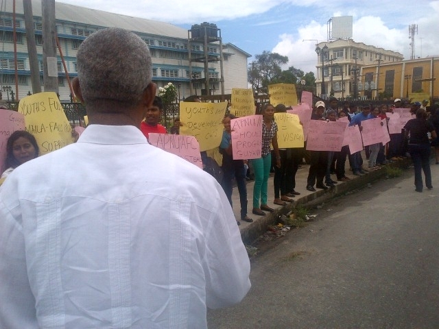 Govt says Amaila is good deal; ruling party pickets opposition