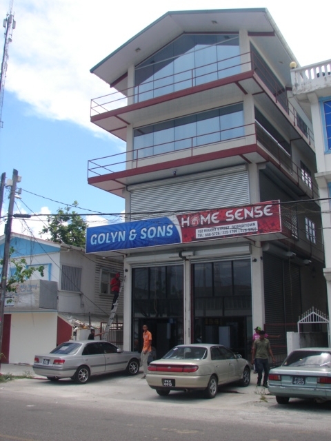 Gun men rob city store