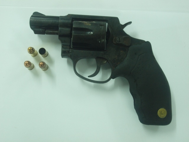 Five suspects in car theft arrested, one shot