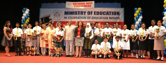 Education Ministry rewards outstanding performers at national and regional exams