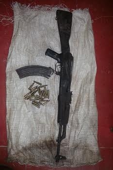 Men drop assault rifle, ammo and escape from cops