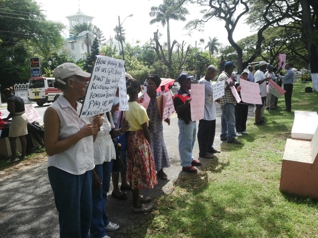 Retired telecoms workers demand higher pensions ; union willing to abandon retroactive payments
