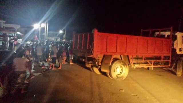Updated: Crime-weary Corentyne residents block road, confront police over banditry
