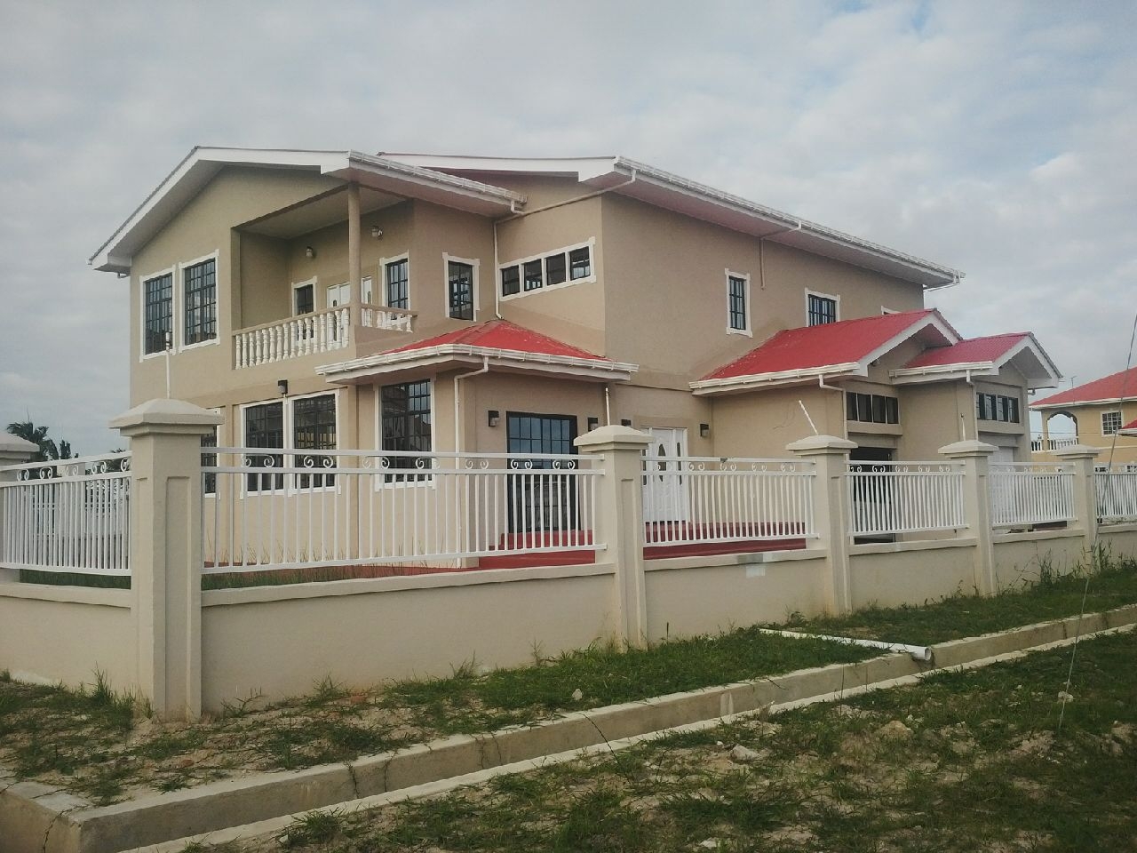 Roger Luncheon builds house at Pradoville 2