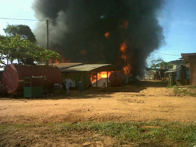 Updated: Fire destroys fuel boats, dwellings