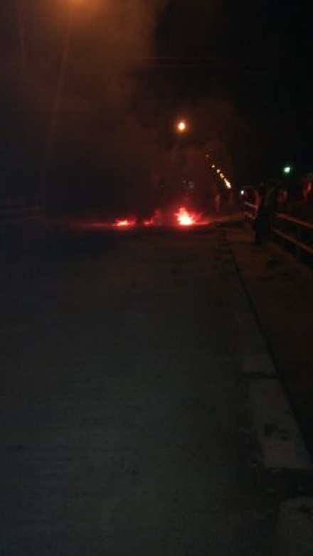 Essequibo rice farmers burn tires on road for faster payments; govt says most debts settled