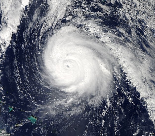 Hurricane Gonzalo pounds Bermuda with strong storms