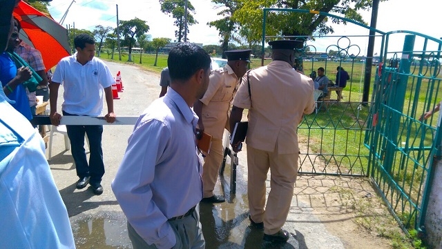 UG students, police remove barriers at main gate