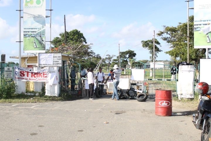 Breakaway UG student faction blocks Turkeyen Campus’ main gate