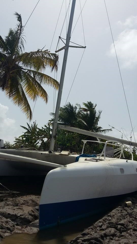 Yacht washes up on Wakenaam