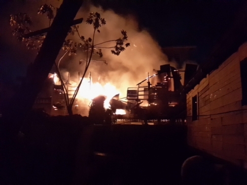 Truck carrying 400 boxes of smuggled chicken detained