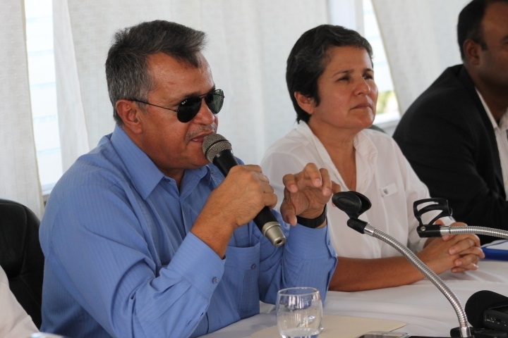 Possible seizure of aircraft in Draft Ogle Airport operator agreement triggers controversy; air transport assoc.formed