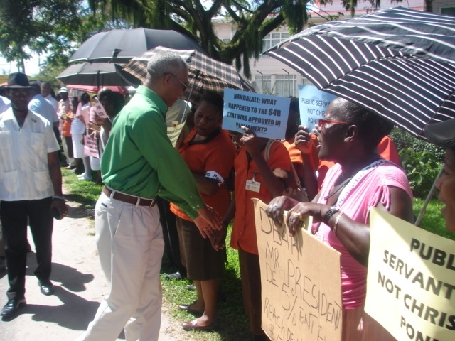 Sweeper-cleaners yet to receive minimum wage
