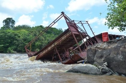 Salvager hired to remove dragga from Mazaruni river