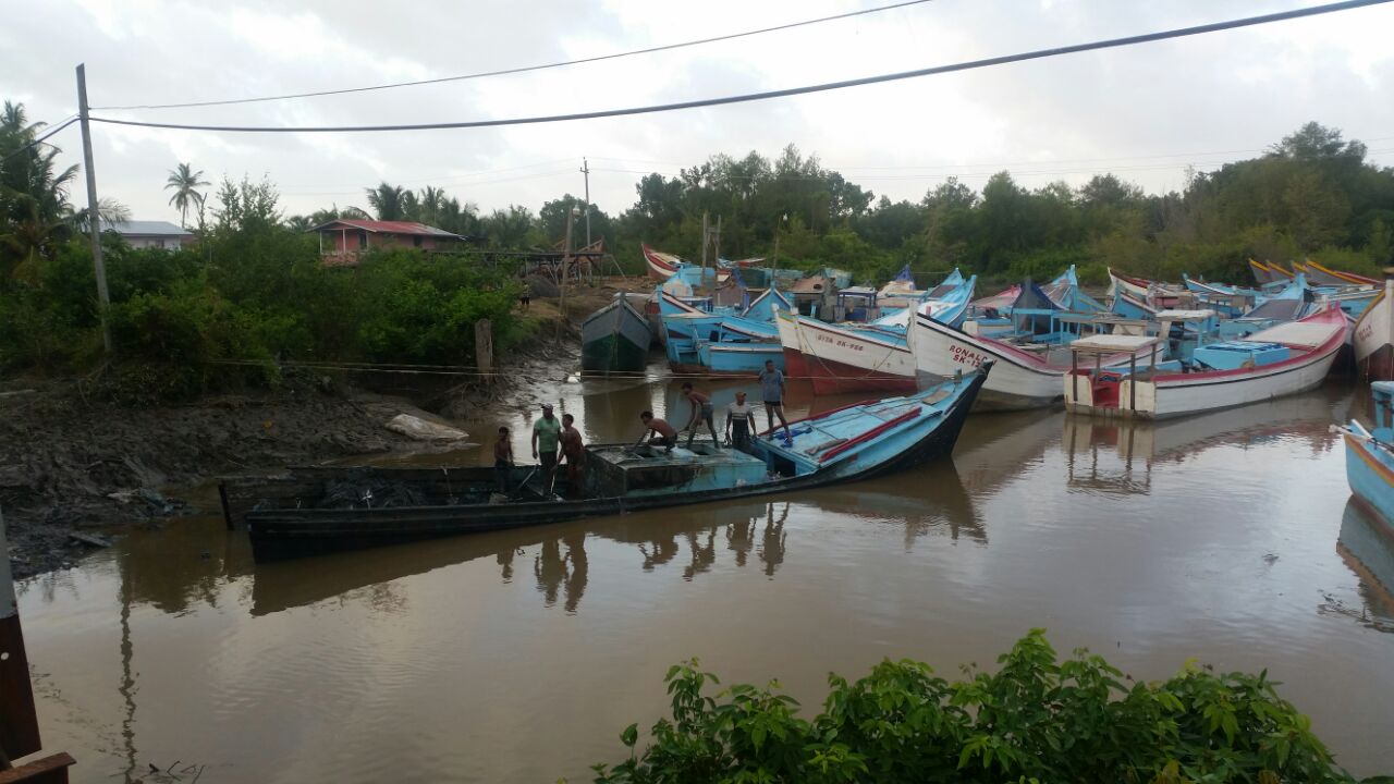 Fishing boat explodes, man drowns