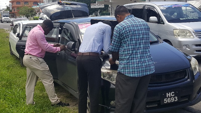 Bandits rob city cafe’s customers, staff