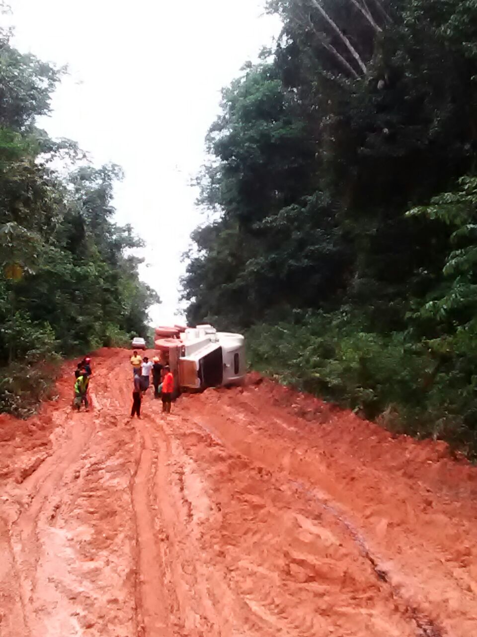 Contracts inked for deplorable Linden-Lethem/Kwakwani roads; major works to start after rainy season