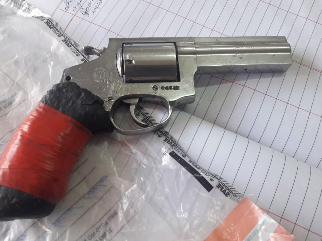 Suspect in robbery of doctor shot, arrested