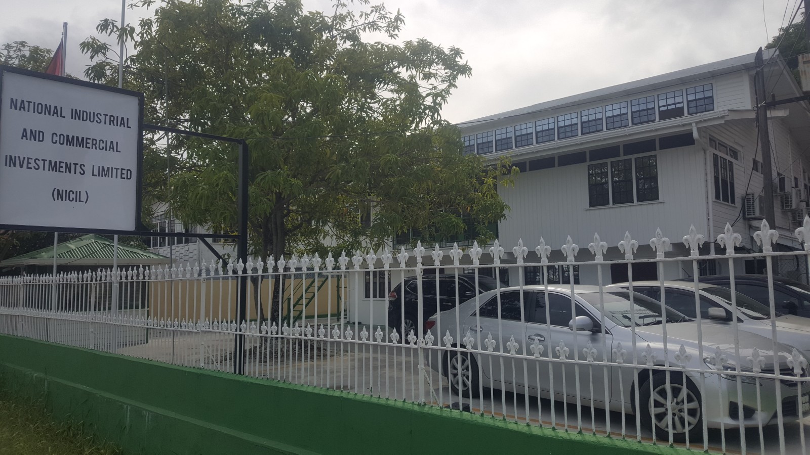 Govt provides sketchy info about companies interested in buying state-owned sugar estates ; DDL did not bid