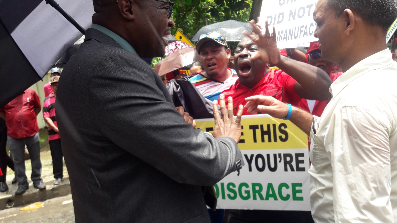 PPP supporters block gov’t minister from entering Pegasus hotel for presidential engagement