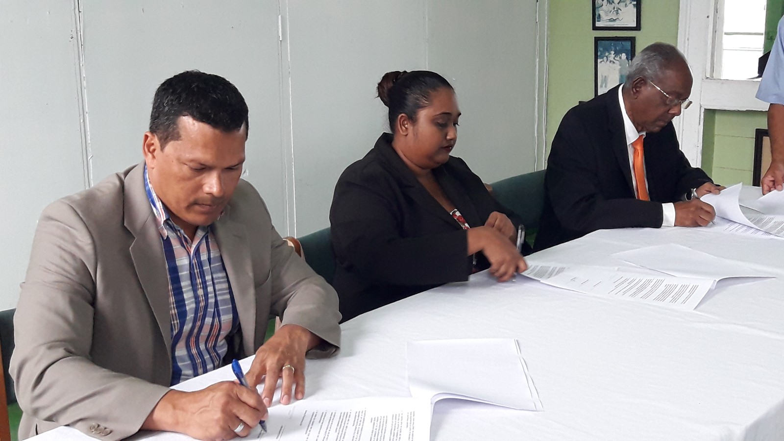 Three small parties won’t trade lawmaking seats for gov’t positions; consensus key to parliamentary voting