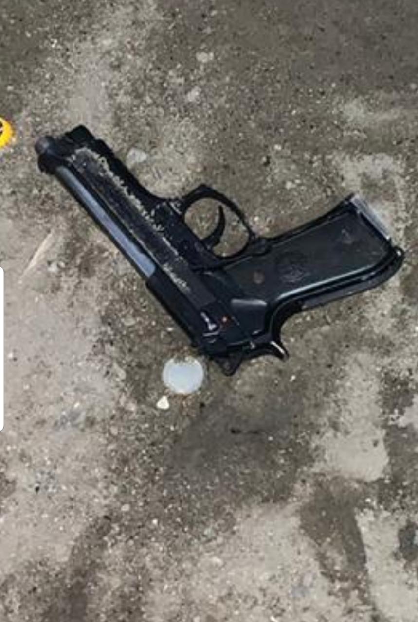 Man shot dead during attempted robbery of group including policeman