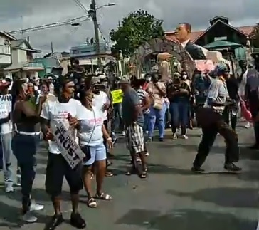 Antiguan police teargas anti-vaccination protesters