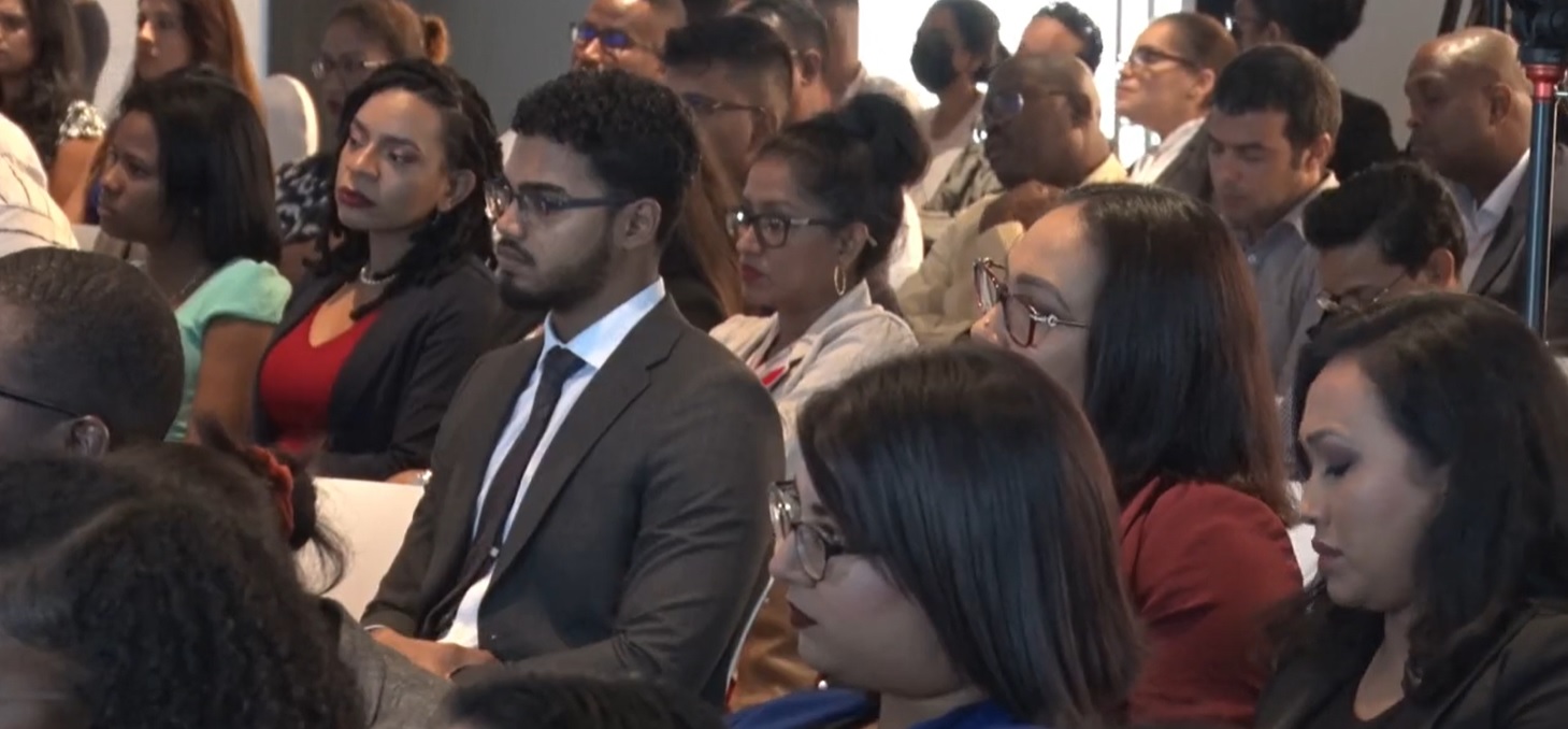 President flays private sector for failing to grasp business opportunities; offers to assist in crafting proposals to bank