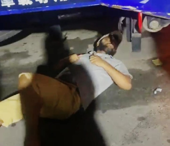 Vendors block removal of food caravans but Edghill vows they have to go