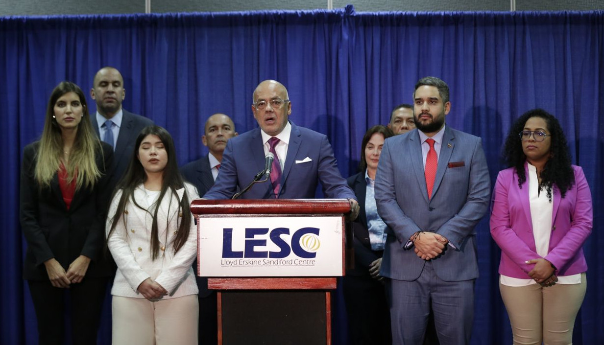 Venezuela government and opposition sign agreements