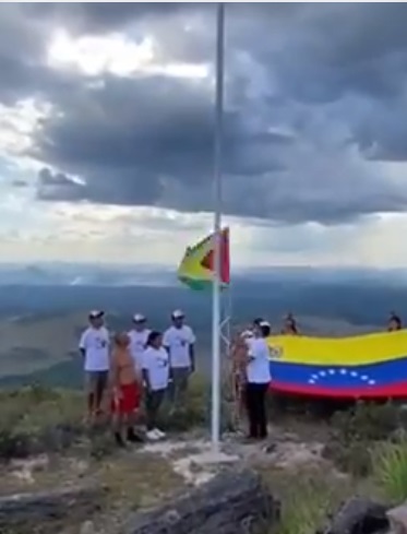 “It’s false” that Venezuelans replaced Guyana’s flag with theirs- President, GDF Chief-of-Staff /  “Es falso” que los venezolanos reemplazaron la bandera de Guyana por la suya – Presidente, Jefe de Gabinete del GDF