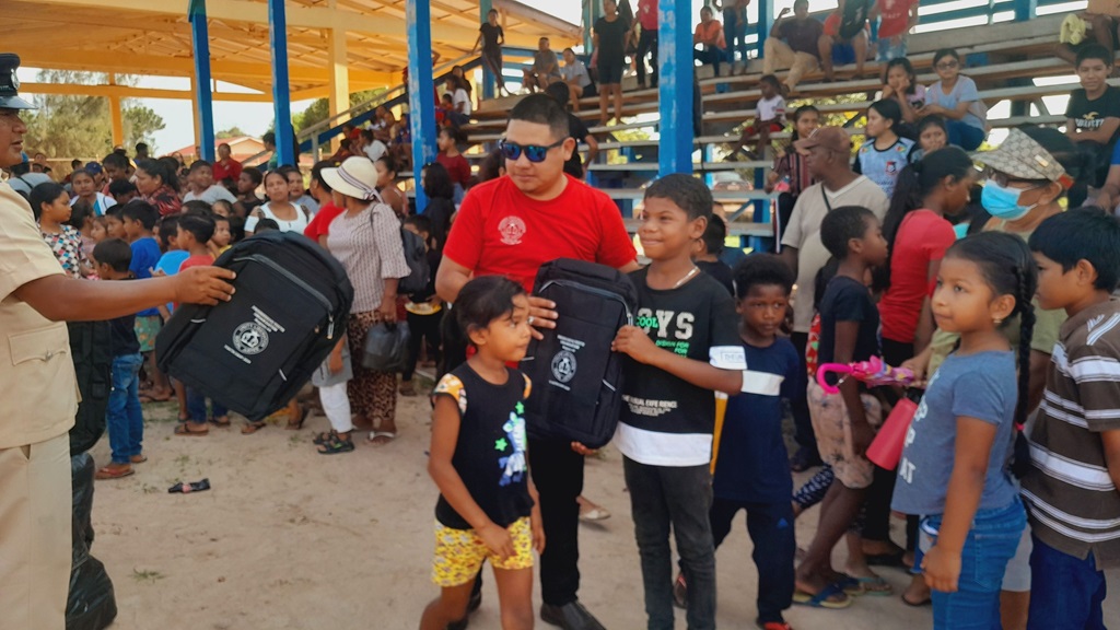 Police help distribute ruling party gifts in Region Nine