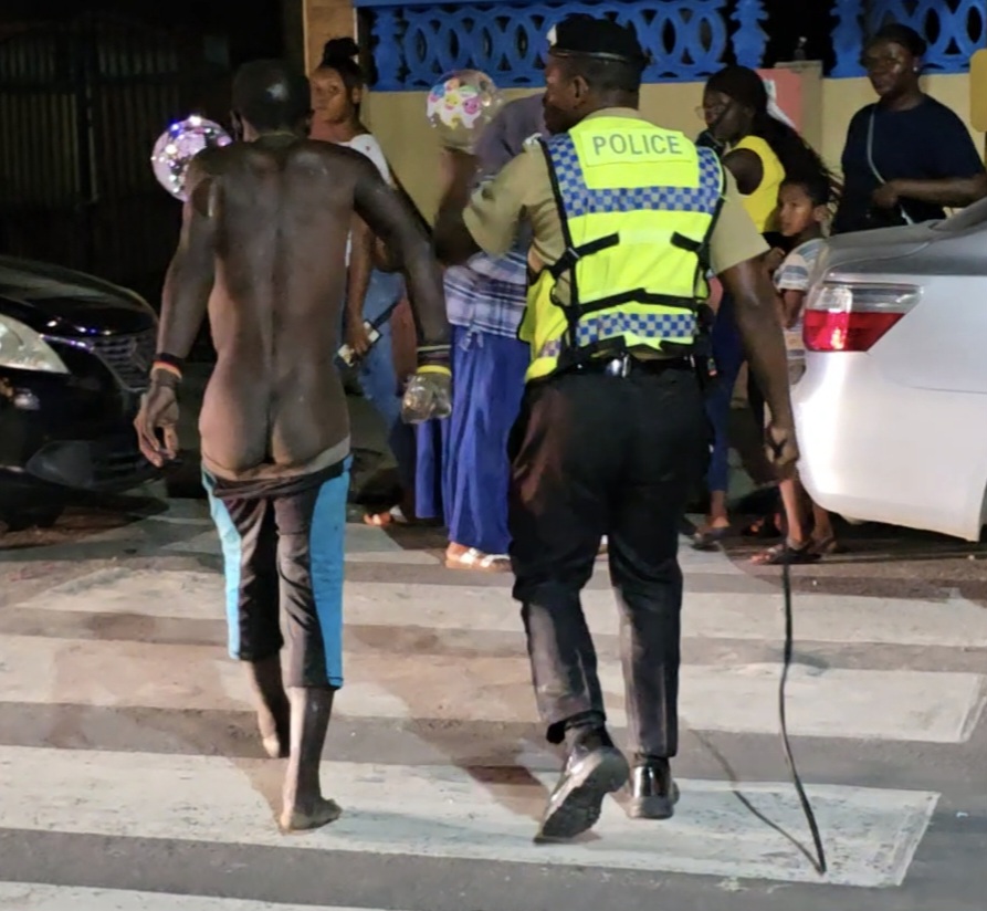 Policeman unleashes blows on vagrant