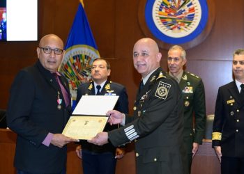 CDC Director General receives Inter-American Defence Board medal