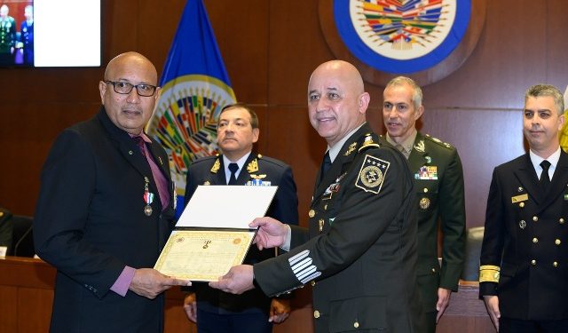 CDC Director General receives Inter-American Defence Board medal