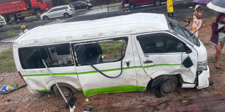 Woman dies in minibus accident