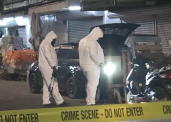 Robber shot after grabbing cash from America Street money changer