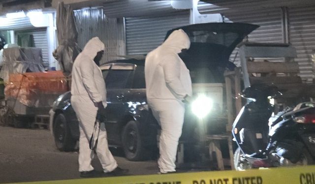 Robber shot after grabbing cash from America Street money changer